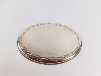 A George V silver oval tray, with embossed Neo Classical floral and drape decoration, Birmingham 1922, 12¼oz, 29cm wide. - 5