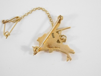 A 9ct gold Pegasus brooch, depicting Pegasus with warrior with flaming arrow, makers stamp BMG, London 1994, with single pin back and safety chain, 2.5cm wide, 4.5g all in. - 4