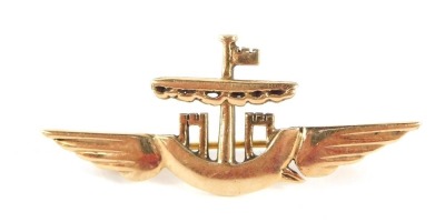 A 9ct gold submarine brooch, the masted top with winged boat, maker's mark VA, London 1978, 4cm wide, 3.3g all in. - 3