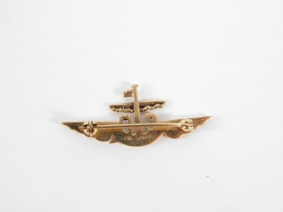 A 9ct gold submarine brooch, the masted top with winged boat, maker's mark VA, London 1978, 4cm wide, 3.3g all in. - 4