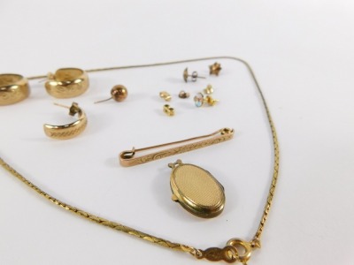 A group of jewellery, comprising a pair of 9ct gold hoop earrings, various 9ct gold and other studs, a pair of flower studs, a gold plated locket, 9ct gold bar brooch, and a gold plated chain, weighable yellow metal 6.5g all in. - 3