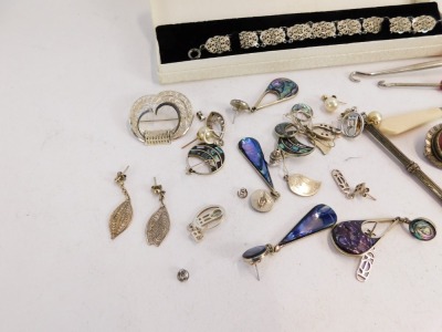 A group of silver and other jewellery, a silver filigree bracelet and necklace set, a pair of Kinloch Anderson earrings, hat pins, etc. (a quantity) - 2