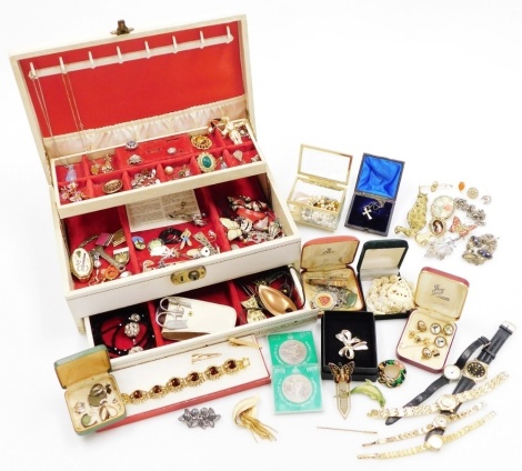 A group of costume jewellery, wristwatches, beaded necklaces, gents cufflinks, bar brooches, a cream faux leather jewellery box and contents, etc. (1 tray)