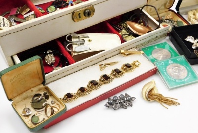 A group of costume jewellery, wristwatches, beaded necklaces, gents cufflinks, bar brooches, a cream faux leather jewellery box and contents, etc. (1 tray) - 5