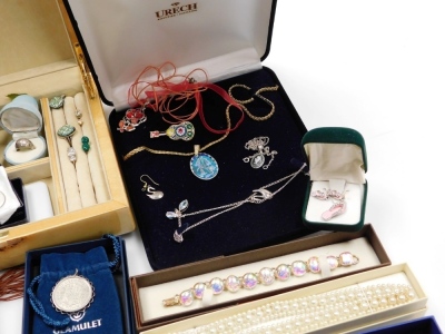 A group of costume jewellery and effects, lady's wristwatches, faux pearl necklaces, necklaces, cased jewellery sets, jewellery box and contents, etc. (1 tray) - 3