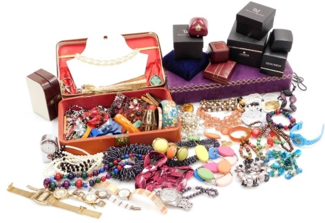 A group of modern costume jewellery, gents and lady's wristwatches, bangles, bracelets, empty jewellery boxes, faux pearl necklaces, etc. (1 tray)