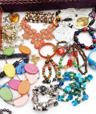 A group of modern costume jewellery, gents and lady's wristwatches, bangles, bracelets, empty jewellery boxes, faux pearl necklaces, etc. (1 tray) - 2