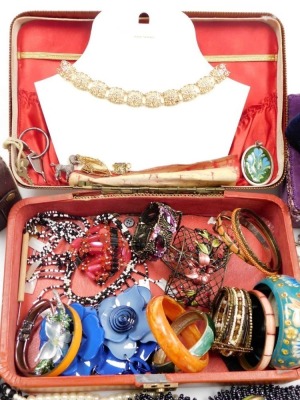 A group of modern costume jewellery, gents and lady's wristwatches, bangles, bracelets, empty jewellery boxes, faux pearl necklaces, etc. (1 tray) - 3