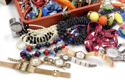 A group of modern costume jewellery, gents and lady's wristwatches, bangles, bracelets, empty jewellery boxes, faux pearl necklaces, etc. (1 tray) - 4