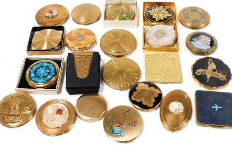 Mid century vintage compacts, some boxed, variously decorated, including Stratton, Estee Lauder, Kigu, and Margaret Rose, together with a Stratton compact with integral lipstick and cigarette case.