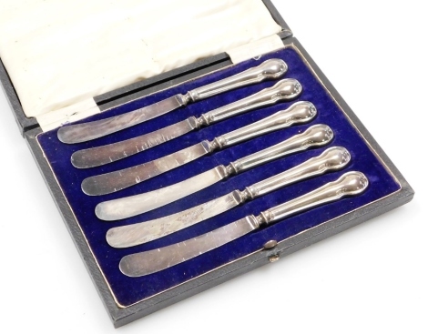 A set of six George V silver handled cake knives, cased, Sheffield 1919.