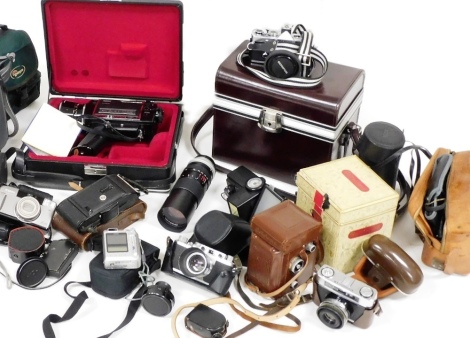 Cameras and equipment, including a Leica body Nr. 763581 with Leitz lens, Rolleicord TLR camera Nr. 2613328 with orginal box, Hoya macro lens, a Chinon 410 macro, movie camera, etc. (a quantity)