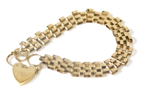 A 9ct gold bracelet, with textured strap and heart shaped clasp, 14cm long, 8g.