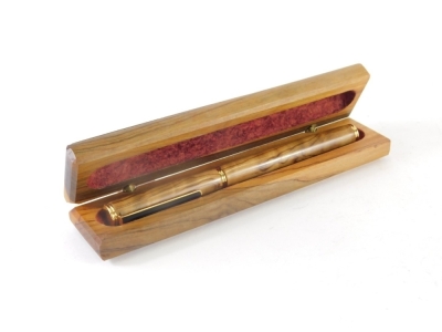 A fountain pen, with turned wooden body and lid, gilt coloured clip and nib marked Aridum Point, 14cm long. (cased) - 2