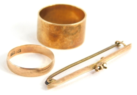 An Edwardian tie pin, with plain pin back marked 9ct, 4cm wide, and two wedding bands, one marked 9ct, 7.7g all in. (3)