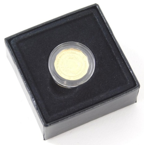 An Elizabeth II quarter sovereign, 2017, in a Hattons of London case.