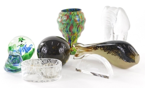 Various glassware, paperweights, plaques, etc., Murano type coloured glass fish, 19cm wide, unmarked, paperweight, frog ornament, frosted elephant, Nailsea style vase on inverted stem, etc. (a quantity)