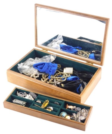 Various costume jewellery, brooches, faux pearls, oblong brooch, 4cm wide, etc., and a mirrored jewellery box.