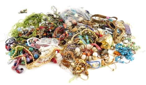 Various costume jewellery, to include beads, necklaces, bracelets, etc., oval pendant brooch, 10cm long, etc. (a quantity)