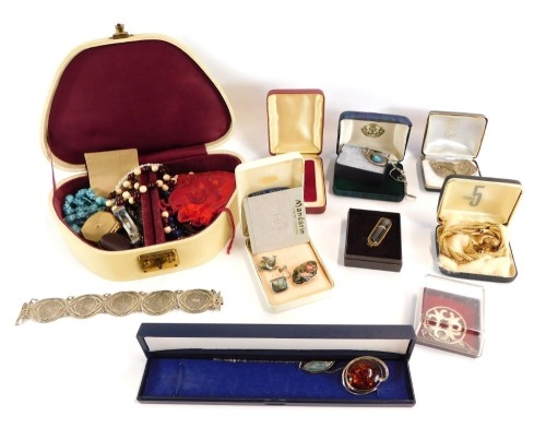 A group of costume jewellery and effects, a silver framed pendant and chain, a Pinchbeck and agate oblong brooch, brooches, necklaces, miniature compact, dress ring with imitation opal in gold finish frame, etc. (1 tray)