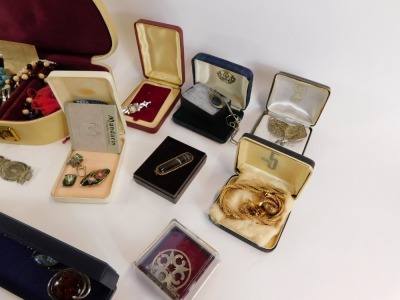 A group of costume jewellery and effects, a silver framed pendant and chain, a Pinchbeck and agate oblong brooch, brooches, necklaces, miniature compact, dress ring with imitation opal in gold finish frame, etc. (1 tray) - 3