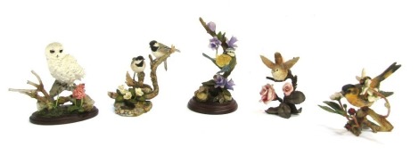 A group of five Country Artist figure groups, comprising Blue Tit with Canterbury Bell, No 01445, Exclusive 2004 Event Sculpture Summer Splendor, 03635, Wren with rose, No 01468, Collector's Guild 2005 Siskin of Woodland Glade, 04162, and Snowy Owl with f