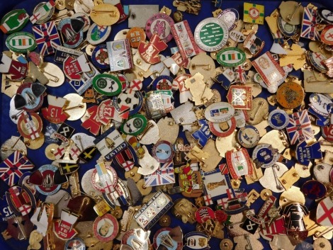 A group of various enamel football and other pin badges. (1 tray)