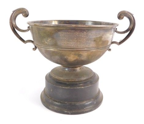 An Edward VII silver twin handled trophy, The Kitwood Challenge Bowl 1907, engraved 'Presented by His Worship the Mayor of Boston, Tom Kitwood Esquire JP, to Major W H Gane VD, for competition by the 1st Battery, 1st Lincolnshire Royal Garrison Artillery 