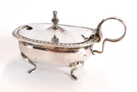 A mustard pot, with fluted outer border, on four pad feet, white metal stamped 800, 1¼oz.