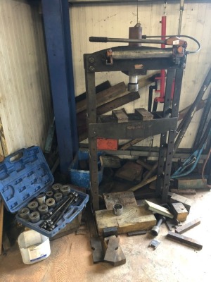 A Churchill 372 hydraulic ram press.