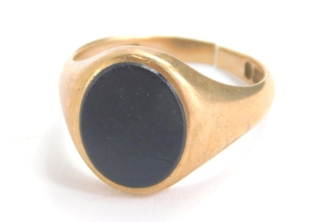 A gentleman's 9ct gold ring, set with oval polished stone, size Q, 5.8g all in.