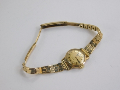 A ladies 9ct gold Accurist wristwatch, the 1cm dia. dial with baton numerals with a textured bracelet marked 375, 16.1g all in. - 2