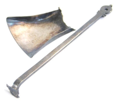 A miniature 17thC silver fire shovel, of typical form, circa 1690, 9cm wide. (AF)