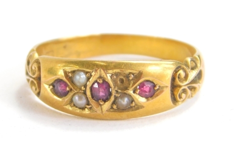 A 15ct gold ladies ring, size M, set with garnets and pearls, with shaped shoulders, in fitted case, 2.6g all in.