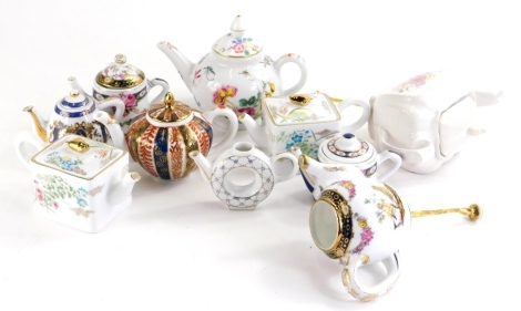 Various Victorian Albert Museum fine porcelain Franklin Mint teapots, to include Meissen design, 10cm high, etc. (a quantity)