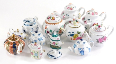 Various Victorian Albert Museum fine porcelain Franklin Mint teapots, to include Worcester, 10cm high, etc. (a quantity)