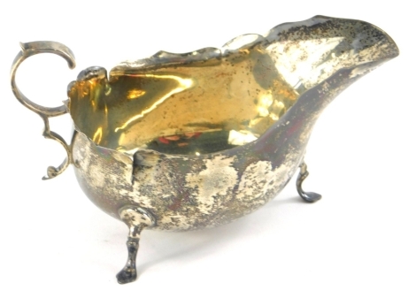 An Edwardian silver sauce boat, with shaped rim, flying S scroll handle and pad feet, Sheffield 1908, 7cm high, 2.4oz.