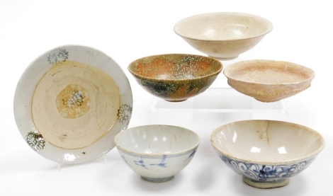 Chinese and Korean stoneware bowls and a dish, including two with underglazed blue decoration, 15.5cm diameter and 11.7cm diameter, (6).