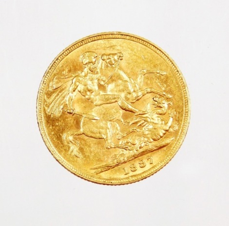 A Queen Victoria young head gold full sovereign 1887, 8.0g.