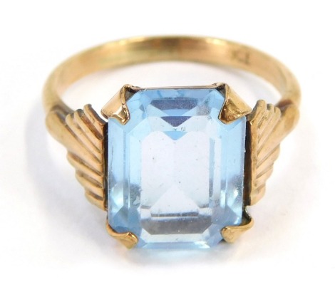 A 9ct gold dress ring, with central aquamarine in four claw setting with fan design shoulders, ring size K½, 3.1g all in.