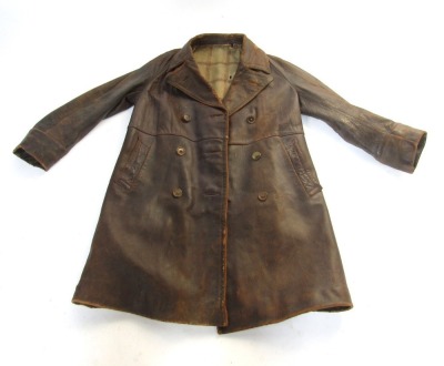 An early 20thC vintage gentleman's driving leather overcoat, with chequered lined interior.