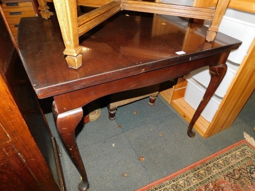 A 20thC mahogany draw leaf dining table.