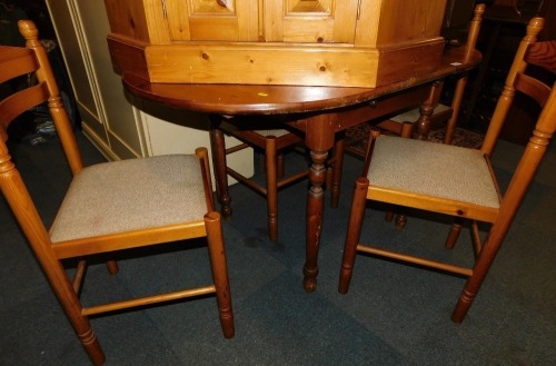 A pine extending table and four chairs. (5) The upholstery in this lot does not comply with the 1988 (Fire & Fire Furnishing) Regulations, unless sold to a known exporter or upholsterer it will be cut from the frame before leaving the premises.