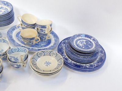 A group of blue and white wares, comprising Old Chelsea pattern cups and saucers, English Ironstone Old Willow pattern wares, etc. (a quantity) - 3