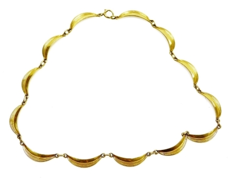 A crested shaped neck chain, with multiple joined links, yellow metal stamped 375, 40cm long, 16.6g all in.