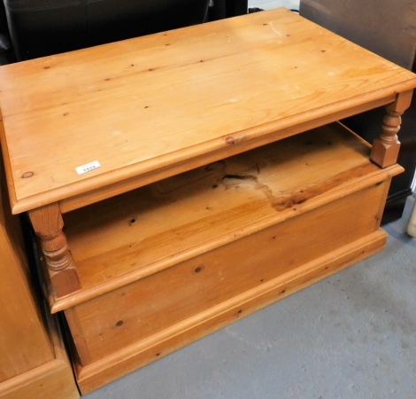 A pine two tier coffee table, 55cm high, the top 86cm x 59cm. Lots 1501 to 1557 are available to view and collect at our additional premises SALEROOM NINE, Unit 9 Chandlers Yard, Grantham, NG31 6PG. For more details please call the office on 01476 565118