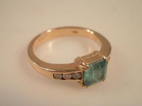 A square cut emerald ring 6.5mm