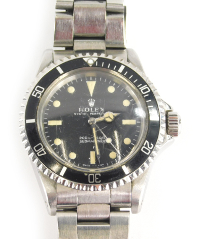 A Rolex Submariner Oyster Perpetual gentleman's automatic wristwatch, model 5513, non date, with baton and dot pointers on a black ground, with a stainless steel bracelet, with overhaul certificate dated 05/ Nov/ 07. (AF)