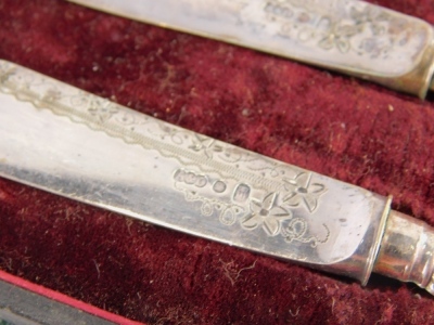 A set of George V silver teaspoons and sugar bows, Onslow pattern, Sheffield 1934, 2oz. (cased) and a further cased two piece knife set each with a chased blade. - 2