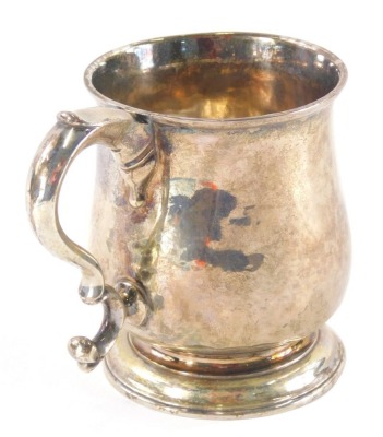 An 18thC silver mug, of baluster form, with S-scroll handle and circular foot, c.1750, marks rubbed, 10cm high, approx 5.54oz.